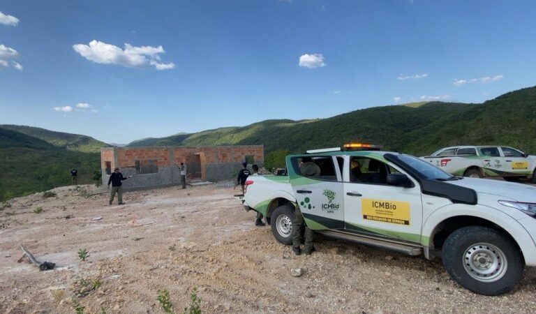Fiscalização combate ocupações irregulares, desmatamento e caça ilegal na Chapada dos Veadeiros.