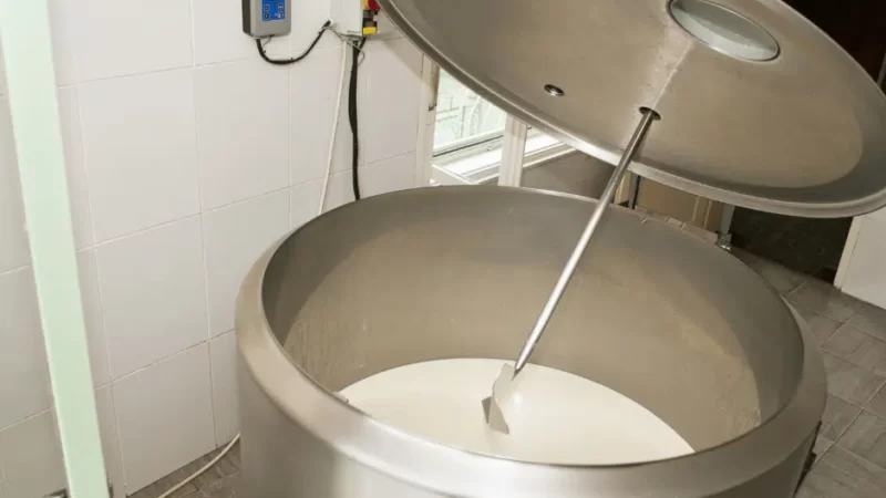 Resfriador de leite na produção rural: importância, escolha e cuidados.