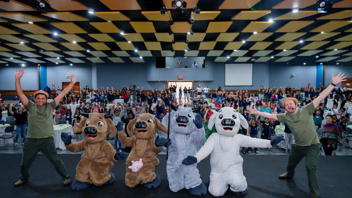Aprendizado e diversão: De Olho no Material Escolar promove teatro educativo na 18ª ExpoGenética.