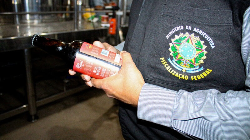 Importadores rejeitam bebidas brasileiras após casos de metanol, alerta Anffa Sindical.