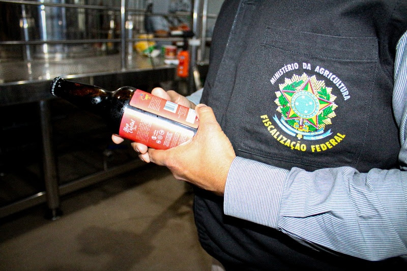 Importadores rejeitam bebidas brasileiras após casos de metanol, alerta Anffa Sindical.