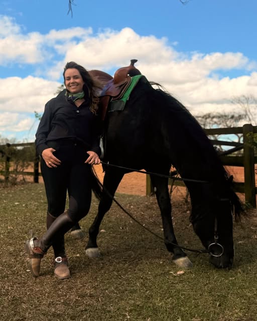 O cavalo me ensinou que ser mulher é saber equilibrar firmeza e suavidade — sem apagar nenhuma das duas.