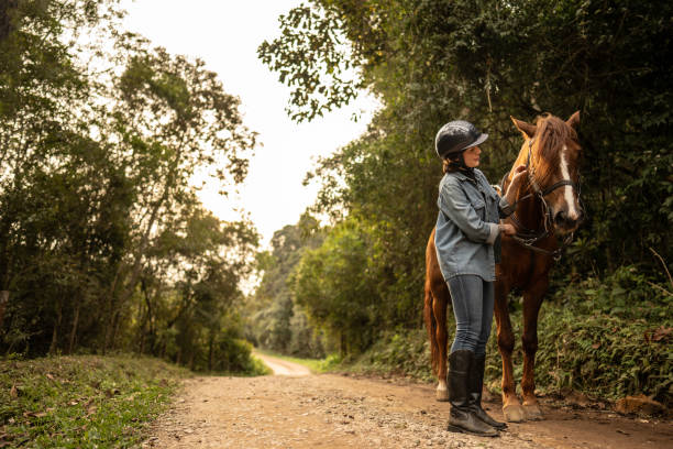 Muita gente ainda acha que escovar, selar ou simplesmente conduzir o cavalo até a pista é “perda de tempo”.