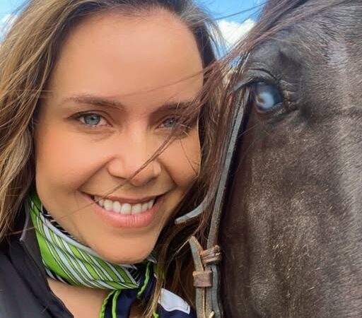 O olhar do cavalo não atravessa apenas os olhos — ele atravessa a alma.