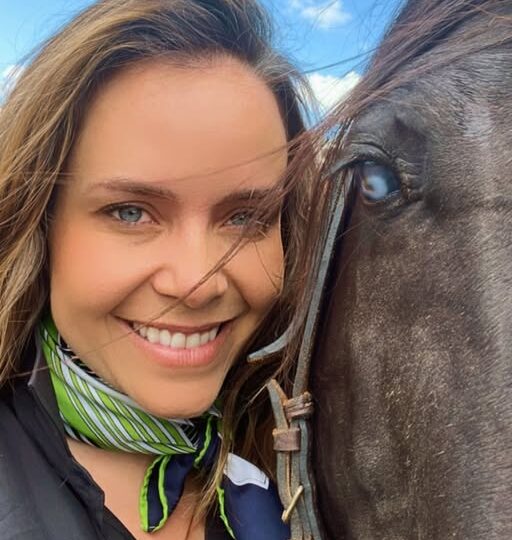 O olhar do cavalo não atravessa apenas os olhos — ele atravessa a alma.