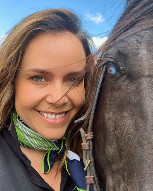 O olhar do cavalo não atravessa apenas os olhos — ele atravessa a alma.
