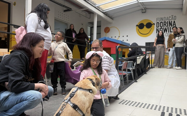 Cães resgatados retribuem visita a crianças e adolescentes com deficiência visual em nova ação do Love que Cuida, em São Paulo.