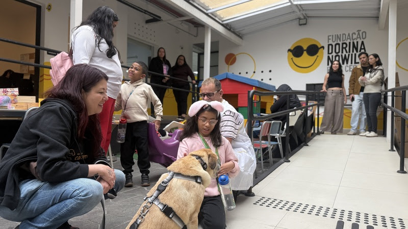 Cães resgatados retribuem visita a crianças e adolescentes com deficiência visual em nova ação do Love que Cuida, em São Paulo.